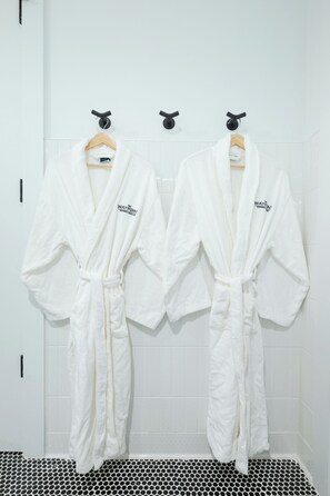 Ducha, artículos de higiene personal gratuitos, albornoces y toallas