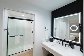 Shower, free toiletries, hair dryer, bathrobes - The Waypoint (Rehoboth Beach)