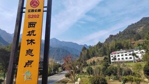 A yellow sign with Chinese characters and a Mercedes-Benz logo, indicating a location or route.