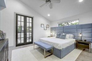 3 chambres, bureau, fer et planche à repasser, lit parapluie