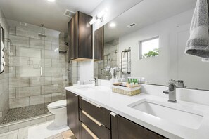 Douche, articles de toilette écologiques, sèche-cheveux