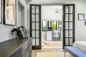 3 Schlafzimmer, Schreibtisch, Bügeleisen/Bügelbrett, Reisekinderbett