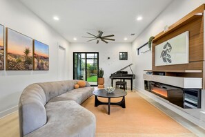 TV connectée, cheminée, écrans d'ordinateur