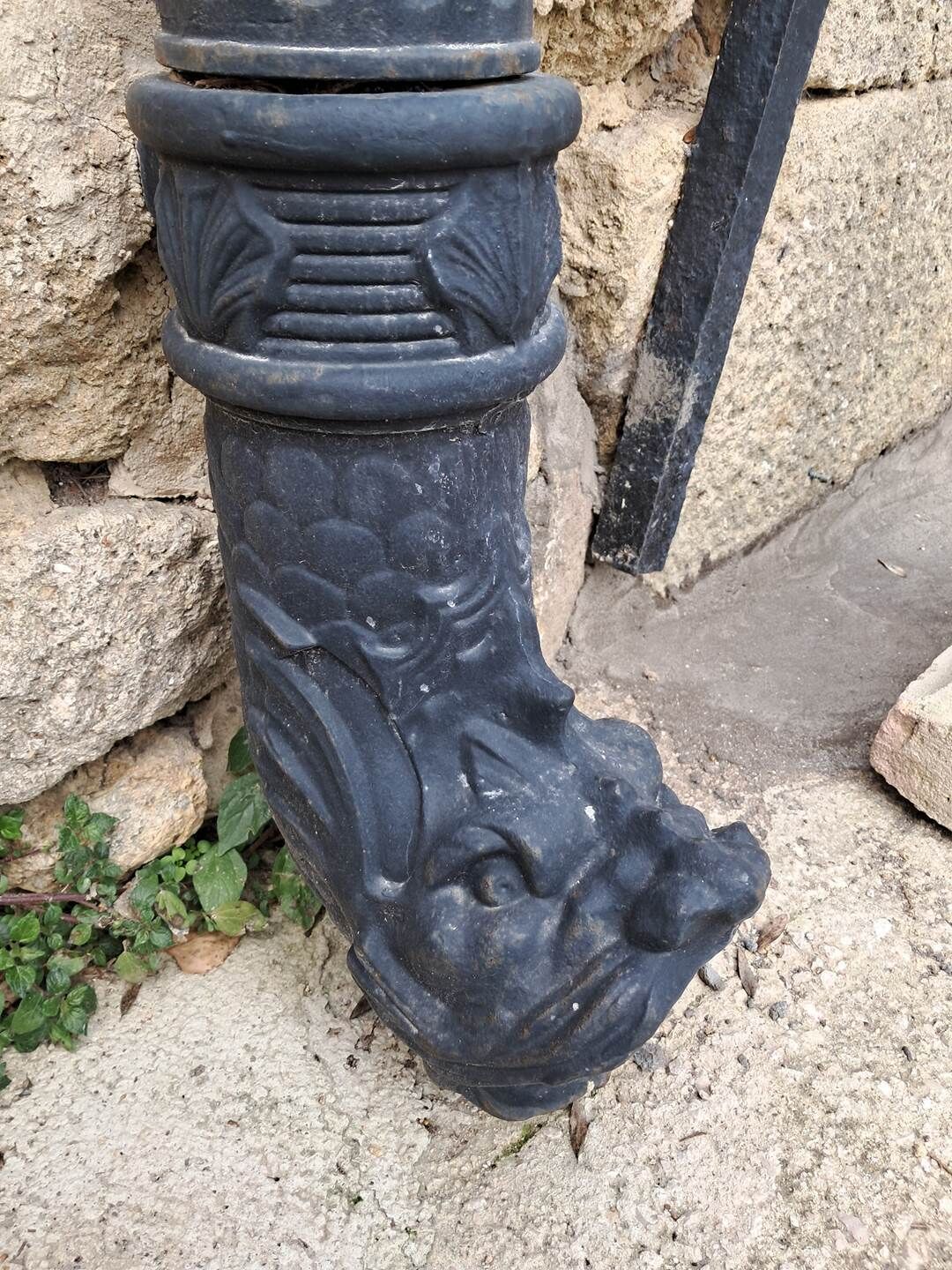 En stenkupol med ett uthugget lejonhuvud, som är en del av en byggnads fasad.