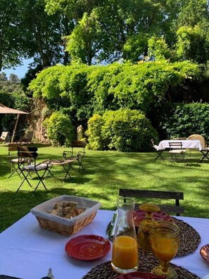 Outdoor dining - “The Old Disco” Suite (Jouques)