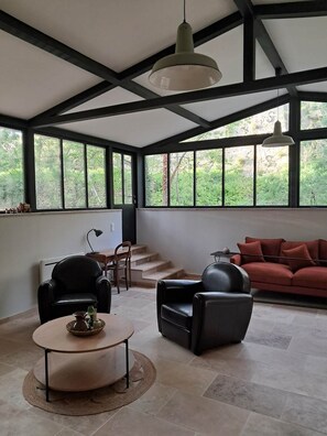 Télévision, cheminée