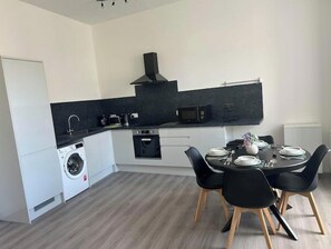 Fridge, microwave, oven, electric kettle - Fraser Apartment Nº1 (inverness)