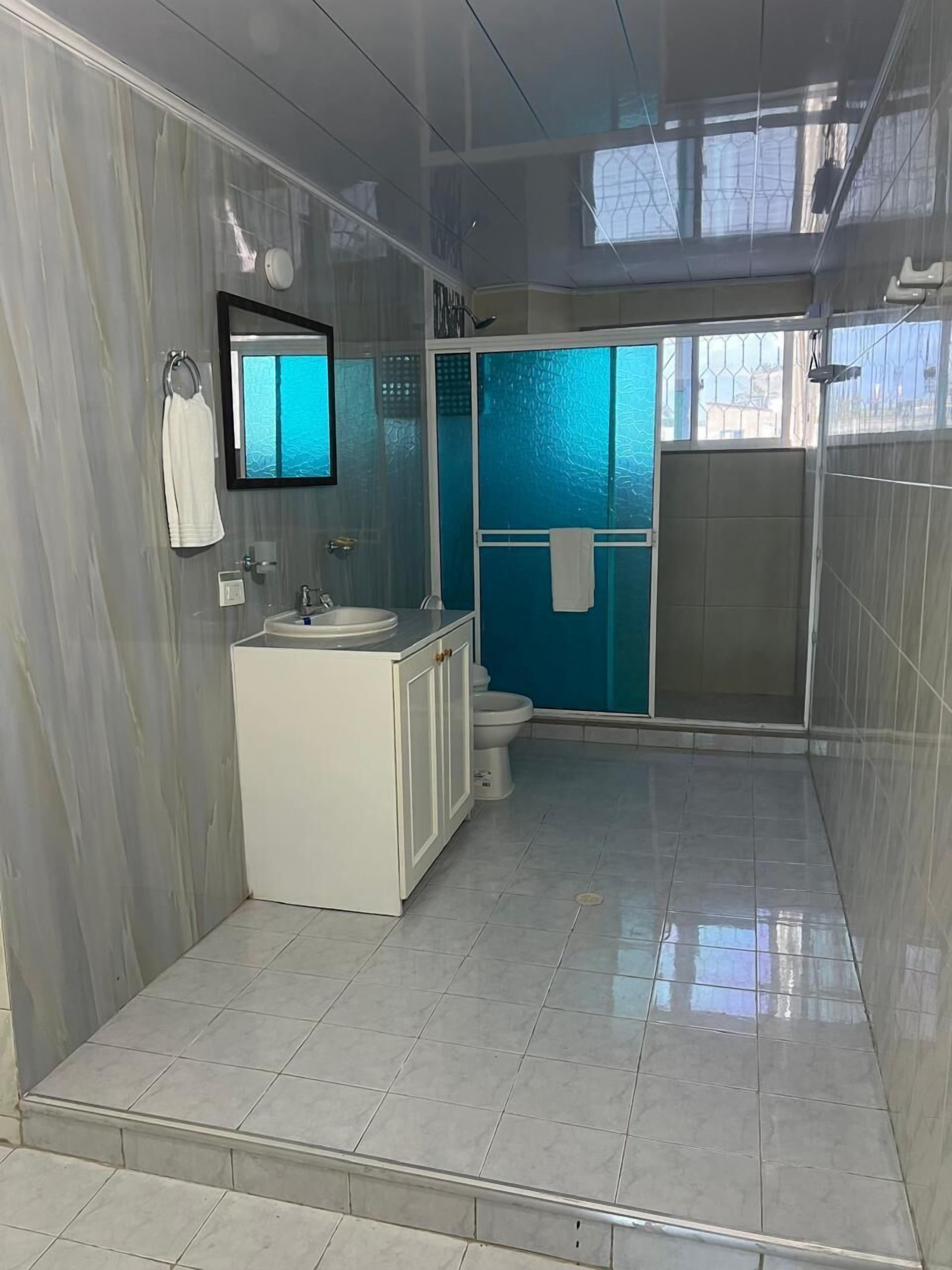 Quarto triplo, vista para a piscina | Banheiro