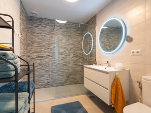 Dusche, Haartrockner, Handtücher