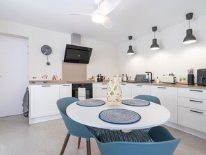 Réfrigérateur, four à micro-ondes, un four, lave-vaisselle