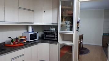 Apartemen Premium | Dapur pribadi | Lemari es, microwave, kompor, dan peralatan masak/sendok-piring