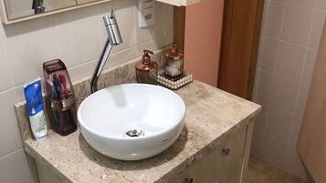 Apartemen Premium | Kamar mandi | Shower dan tisu toilet