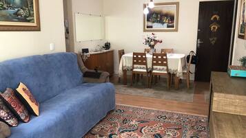 Apartemen Premium | Ruang keluarga | Smart TV 32-inci dengan saluran TV digital dan Netflix