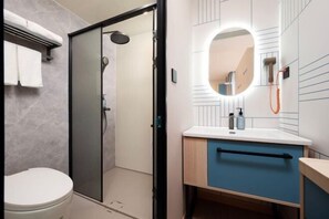 A modern bathroom with a toilet, shower, and vanity with a mirror. - yun jing Hotel (Shanghai Songjiang University Town) (Shanghai)
