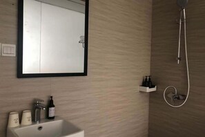 A bathroom with a sink, mirror, and shower. - yun jing Hotel (Shanghai Songjiang University Town) (Shanghai)