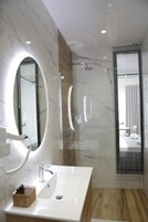 Superior Double Room | Bathroom