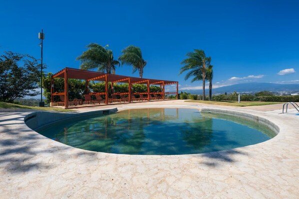 Piscina all'aperto, una piscina riscaldata