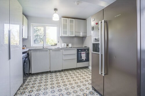 Elegant 4BR Victorian Gem in East London – Your Perfect City Retreat!