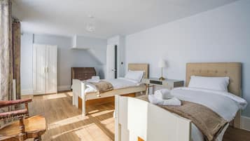 4 bedrooms, iron/ironing board, WiFi, bed sheets