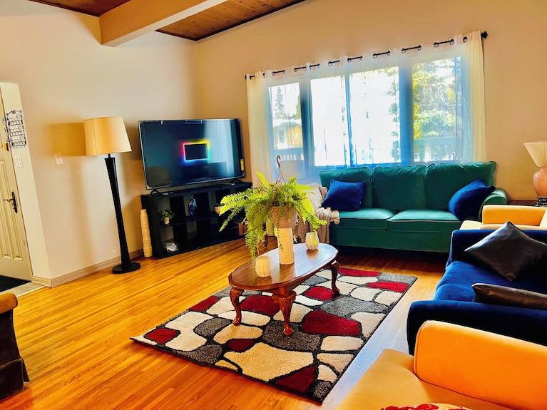 Charming & Spacious 2br Upper Suite | Large Kitchen W/private Entry & Deck - Calgary