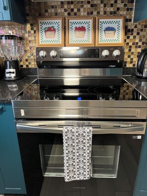 Fridge, microwave, oven, stovetop - Charming & Spacious 2BR Upper Suite | Large Kitchen w/Private Entry & Deck (Calgary)