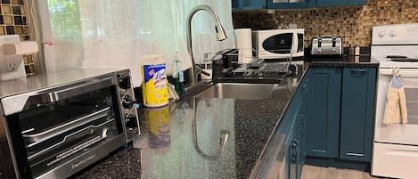 Een koelkast, een microgolfoven, een oven, een kookplaat