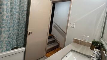 Serviettes fournies, savon, shampoing, papier toilette