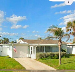 Exterior - Charming beach house in Ormond By The Sea. Third house from the beach. 2B/2B (Ormond Beach)