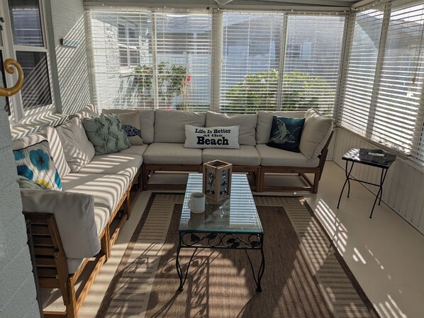 Smart TV - Charming beach house in Ormond By The Sea. Third house from the beach. 2B/2B (Ormond Beach)