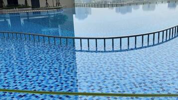 Una piscina cubierta, una piscina al aire libre