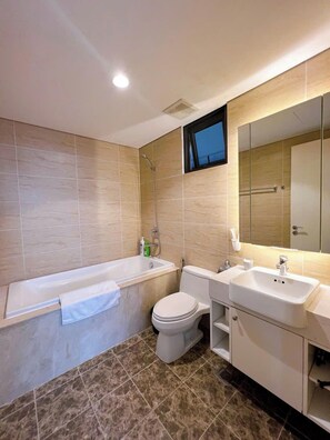 Douche à « effet pluie », articles de toilette gratuits, sÚche-cheveux