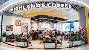 A coffee shop named Highlands Coffee with seating areas and a counter.