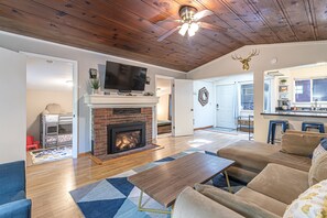 Smart TV, fireplace