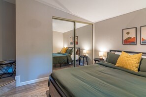 3 bedrooms, desk, iron/ironing board, travel crib