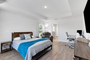 4 bedrooms, iron/ironing board, travel cot, WiFi - New Poolside Home in South Gulf Cove! Beaches Boca Grande, Manasota, Siesta Key & Venice (Port Charlotte)
