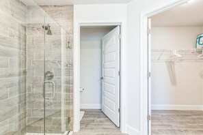 Een douche, een haardroger, handdoeken