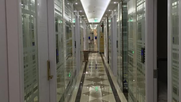 A corridor with glass doors, a tiled floor, and a ceiling with recessed lighting. - Shanghai Yajing Business Hotel (Xinhua Hospital Branch) (Shanghai)