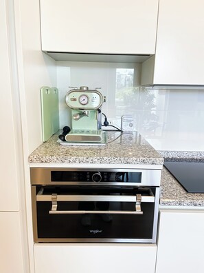 Kühlschrank, Mikrowelle, Herdplatte, Geschirrspüler