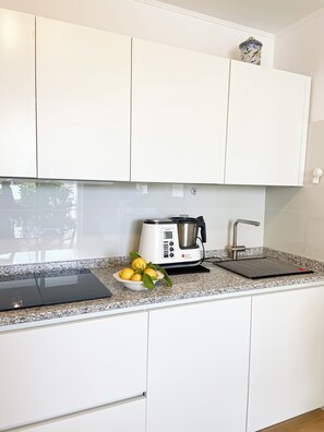 Kühlschrank, Mikrowelle, Herdplatte, Geschirrspüler