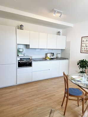 Kühlschrank, Mikrowelle, Herdplatte, Geschirrspüler