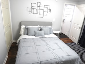 2 bedrooms, desk, free WiFi, bed sheets - Stylish Retreat w/ Fire Pit & Porch (Roswell)