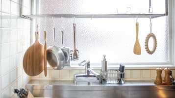 Departamento de lujo, 2 habitaciones, para no fumadores, cocina | Cocina privada | Refrigerador, microondas, parrilla de estufa y utensilios de cocina