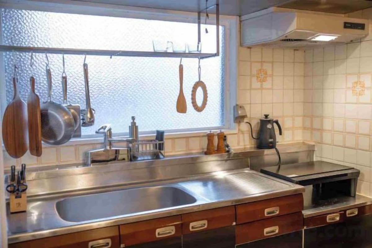 Private kitchen | Fridge, microwave, stovetop, electric kettle