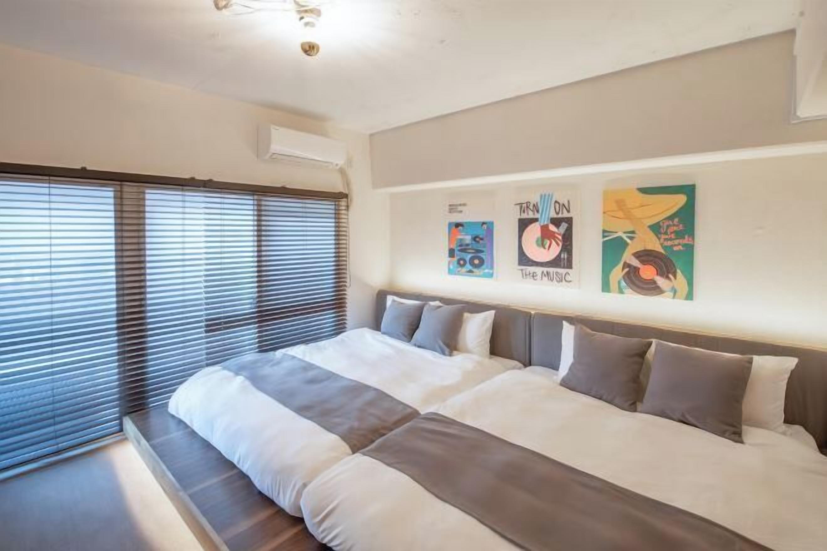 Individueel gedecoreerd, individueel gemeubileerd, een bureau