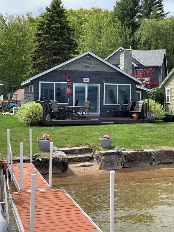 Terrace/patio - Cozy waterfront cottage with Awesome sunsets & views of Lake Winni (Alton Bay)