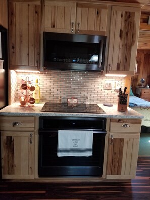 Réfrigérateur, four à micro-ondes, un four, surface de cuisson