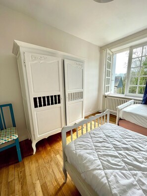 4 bedrooms, desk, iron/ironing board, travel cot