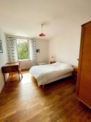 4 soverom, skrivebord, strykejern/-brett og reiseseng for barn