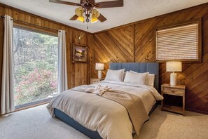 2 makuuhuonetta, työpöytä, Wi-Fi, vuodevaatteet