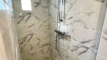 Doccia, asciugacapelli, asciugamani, sapone